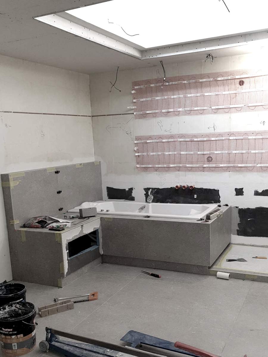 Travaux en cours de réalisation pour la rénovation de la salle de bains sur-mesure à Lyon