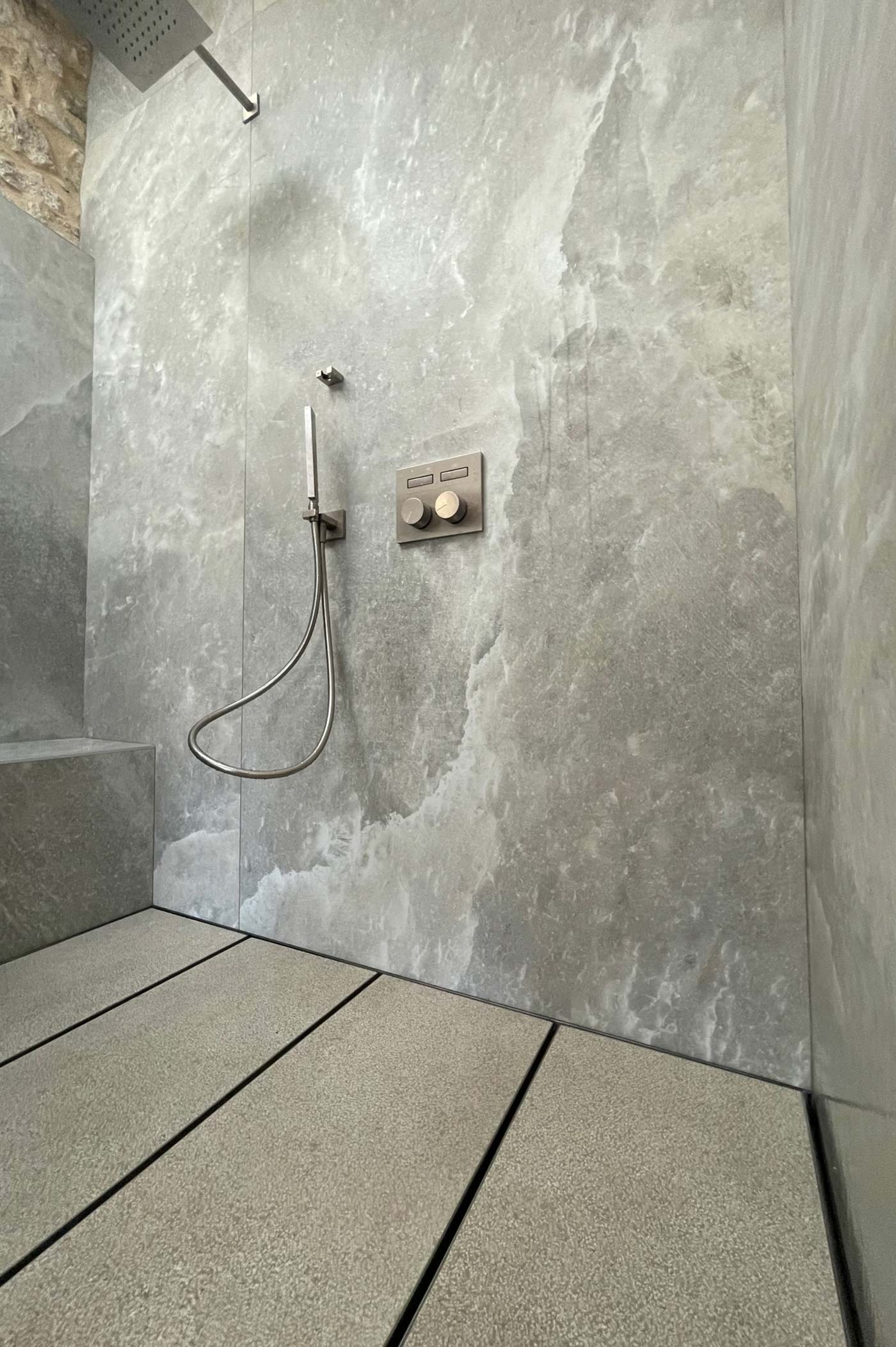 Salle de bains en pierre naturelle à Lyon